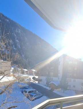 Perfekt gelegene, wunder schöne, geräumige 3,5 Zimmerwohnung mit 2 sonnenverwöhnten Balkonen und fantastischer Aussicht